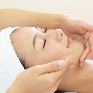 「ヒト幹細胞培養液」フェイシャルエステ施術：お顔のリラクゼーショントリートメント